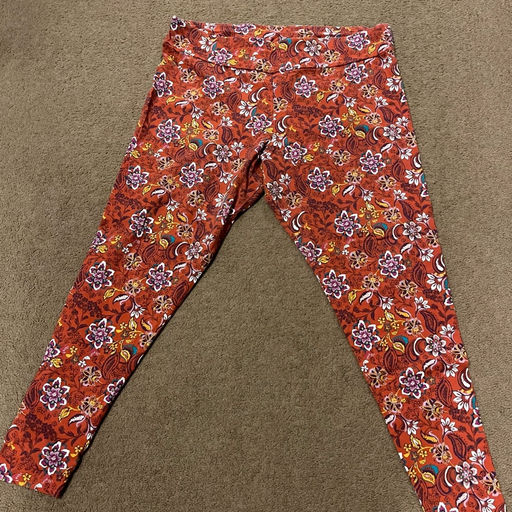 Time and Tru Red Floral Patterned Leggings